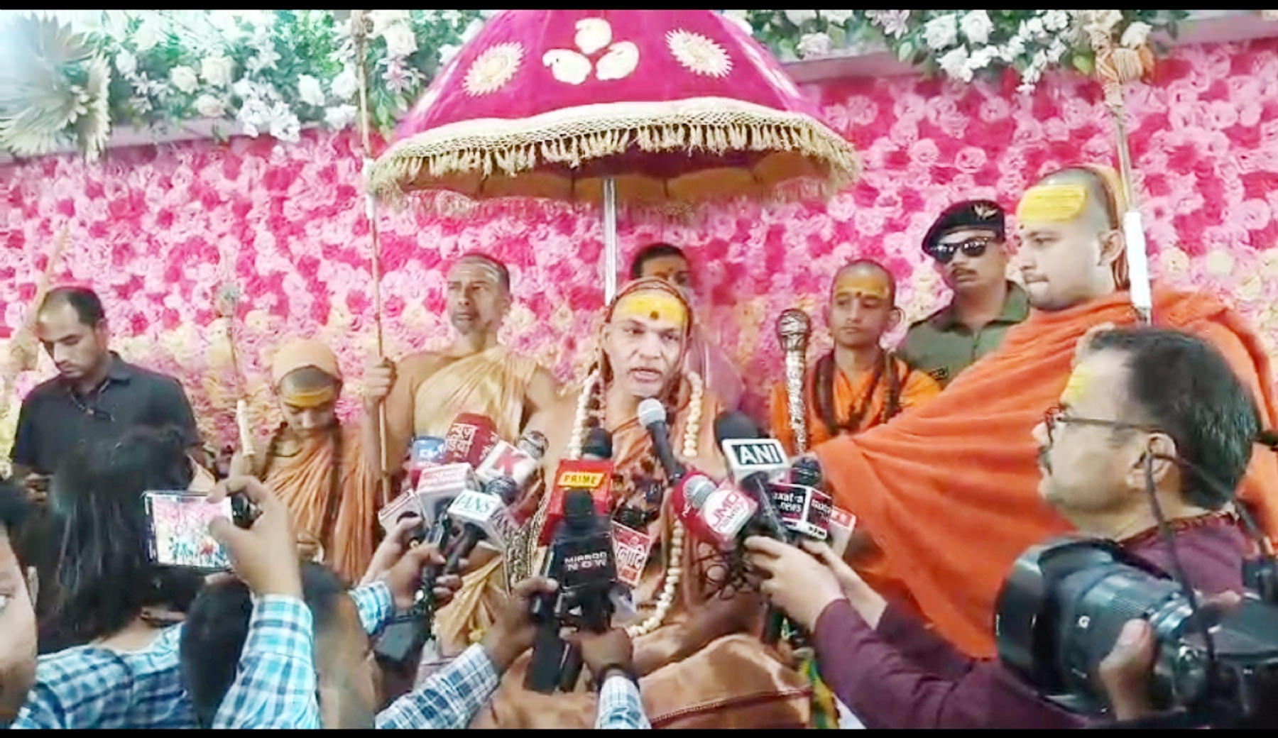 उन्नाव में पत्रकारों से बात करते शंकराचार्य अविमुक्तेश्वरानंद