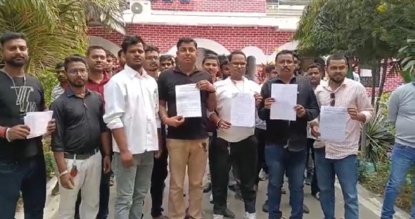 आवेदन दिखाते कर्मचारी