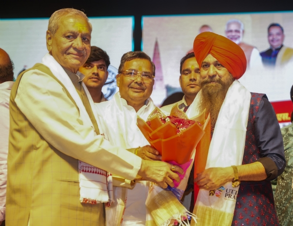 लखवीर सिंह लक्खा का सम्मान करते अतिथि