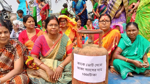 प्रदर्शनकारी महिलाएं गैस लेकर प्रदर्शन करते हुए