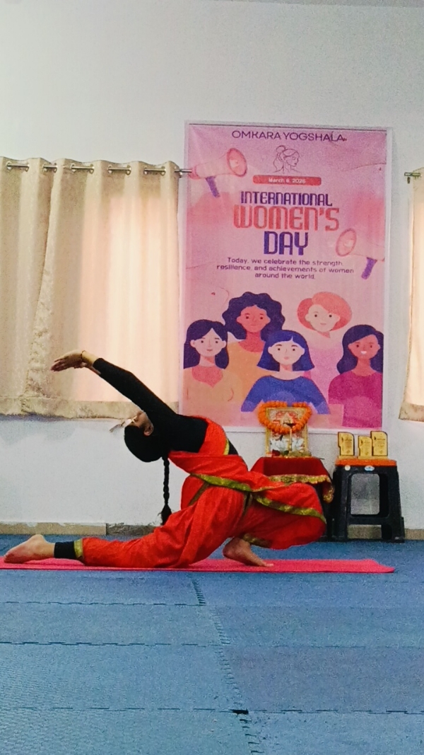 अंतरराष्ट्रीय महिला दिवस पर साड़ी में योग का प्रदर्शन, ओमकारा योगशाला में प्रतियोगिता आयोजित