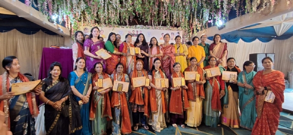 महिलाओं के साथ रूचि भट्ट।