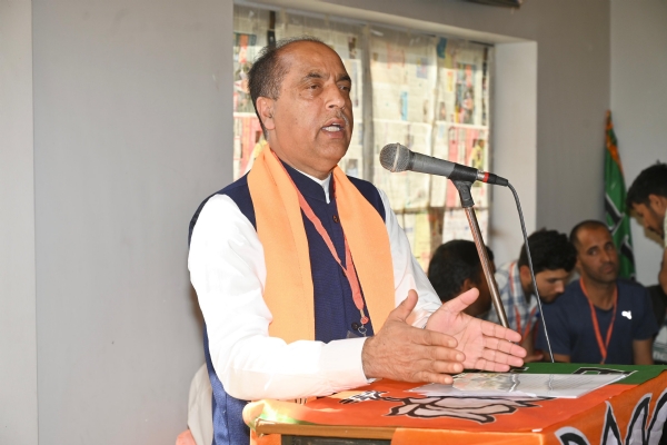 जयराम ठाकुर संबोधित करते हुए।