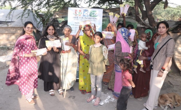 महिला दिवस पर दिल्ली-एनसीआर में आयोजित ही फाउंडेशन के जागरूकता अभियान के दौरान झुग्गी-बस्तियों की महिलाओं और बच्चियों को सेनेटरी पैड वितरित करते हुए टीम सदस्य महिला दिवस पर दिल्ली-एनसीआर में आयोजित ही फाउंडेशन के जागरूकता अभियान के दौरान झुग्गी-बस्तियों की महिलाओं और बच्चियों को सेनेटरी पैड वितरित करते हुए टीम सदस्य