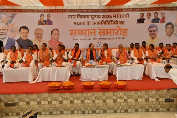 सम्मान समारोह की तस्वीर