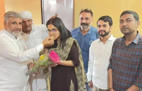 सोनीपत:निशु त्यागी         को मिठाई खिला कर उन्हें बधाई देते कांग्रेस नेता राजेश पहलवान पुरखासिया।