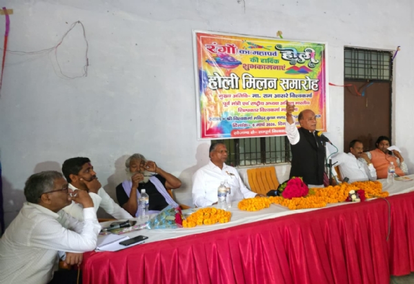 होली मिलन कार्यक्रम को संबोधित करते हुए पूर्व मंत्री राम आसरे विश्वकर्मा का छाया चित्र