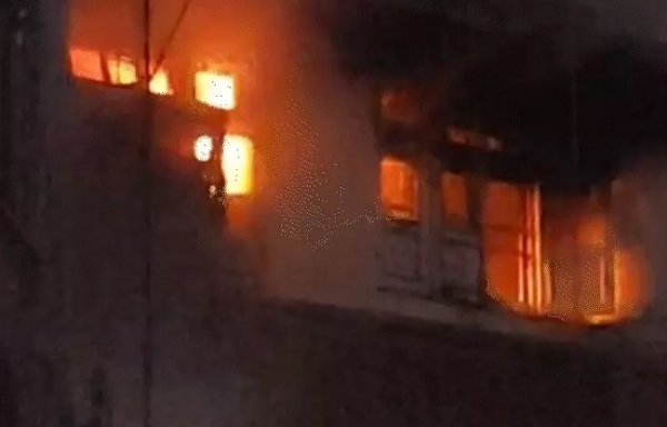 व्यापारी के घर में लगी भीषण आग व्यापारी के घर में लगी भीषण आग