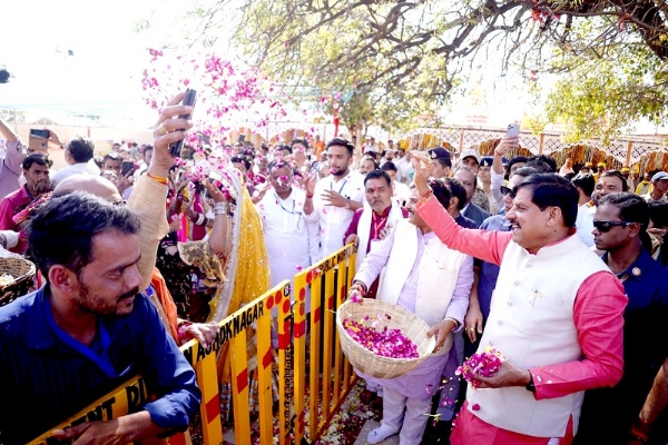 करीलाधाम में मुख्यमंत्री ने श्रद्धालुओं के साथ खेली होली