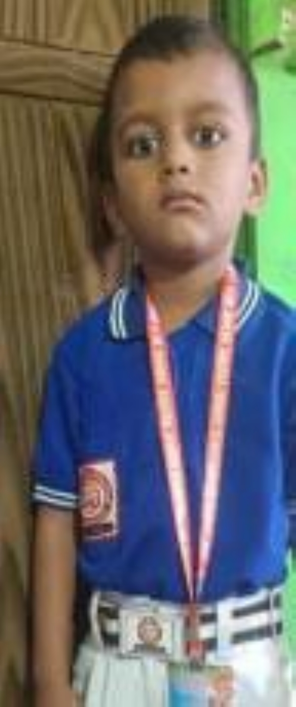 अपहृत छात्र की बरामद के बाद की फोटो