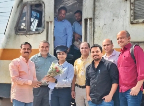महिला रेलवे कर्मी को सम्मानित करते हुए महिला रेलवे कर्मी को सम्मानित करते हुए