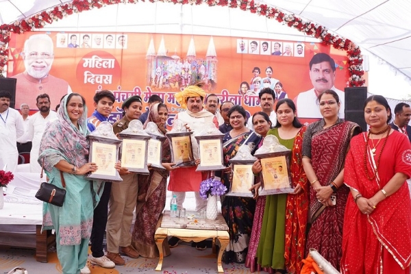 अंतरराष्ट्रीय महिला दिवस पर महिलाओं को किया सम्मानित