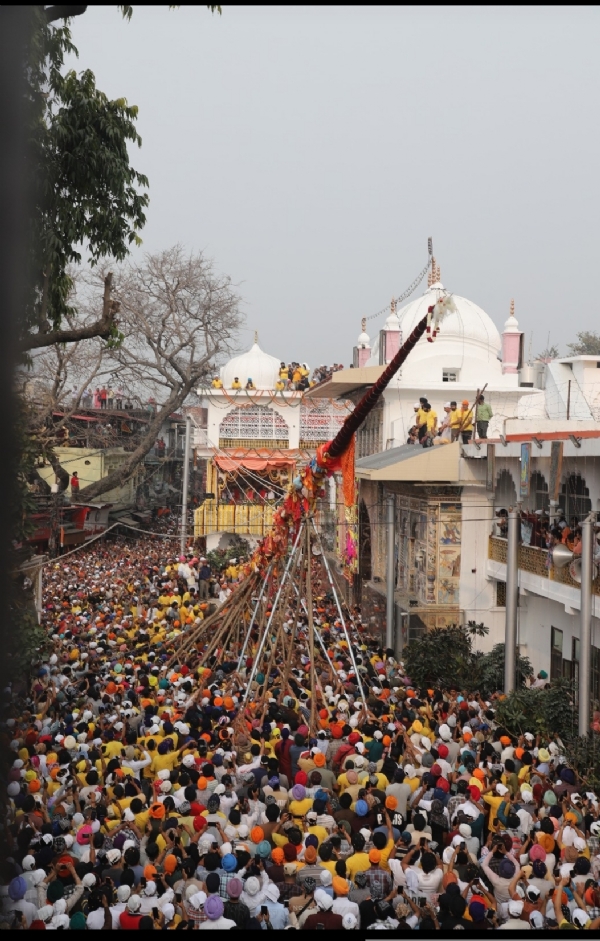 देहरादून स्थित श्री दरबार साहिब में आयोजित ऐतिहासिक झंडा मेले के दौरान श्रद्धालुओं की भारी भीड़ के बीच पवित्र श्री झंडे जी के आरोहण का दृश्य।
