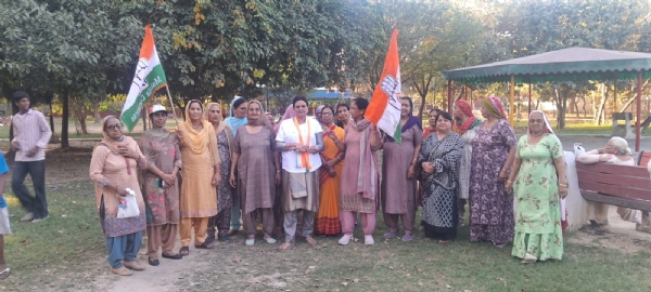 गैस सिलेंडर के दामों में की गई वृद्धि पर रोष जाहिर करती महिलाएं।