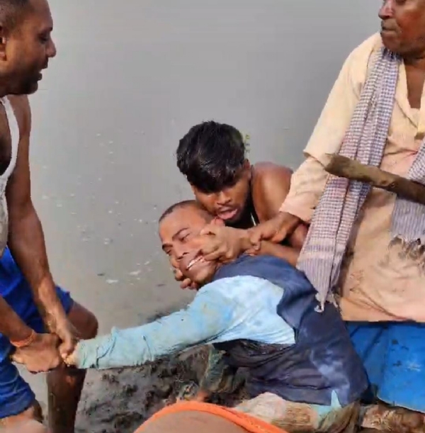 मुखिया की पिटाई करते लोग मुखिया की पिटाई करते लोग