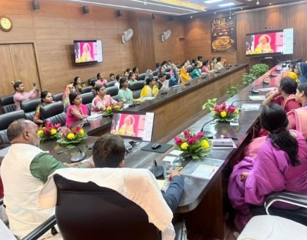 मुख्यमंत्री की बातों को सुनती हुई महिलाएं