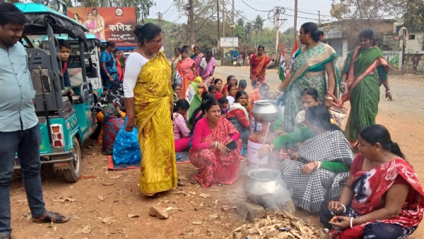 प्रदर्शनकारी महिलाएं गैस लेकर प्रदर्शन करते हुए