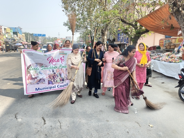 झाडू लगा कर अभियान की शुरूआत करते हुए डा. अनुराधा सैनी।
