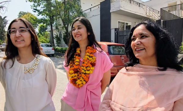 यूपीएससी में चयनित पानीपत की कीर्ति पंवार अपनी मां व बहन के साथ