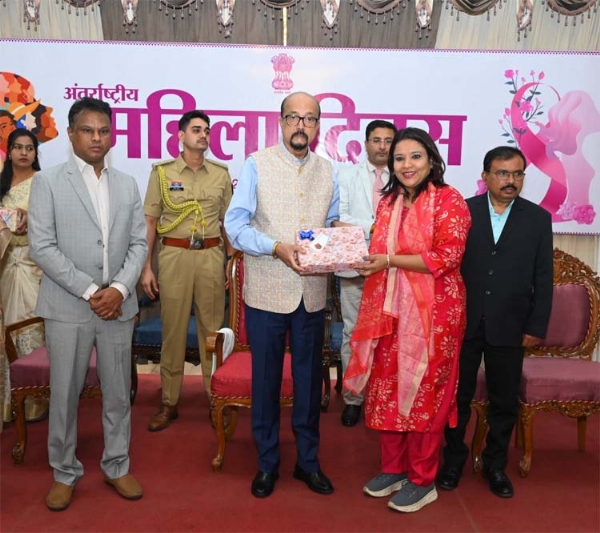 लोकभवन में महिला सम्मान समारोह और फूलों की होली कार्यक्रम