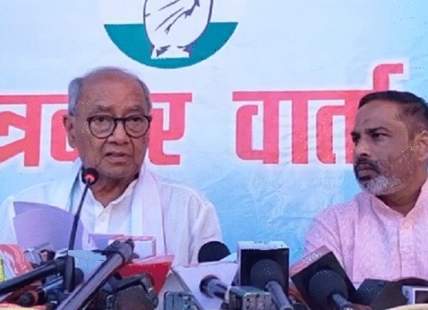 पत्रकार वार्ता करते हुए दिग्विजय सिंह