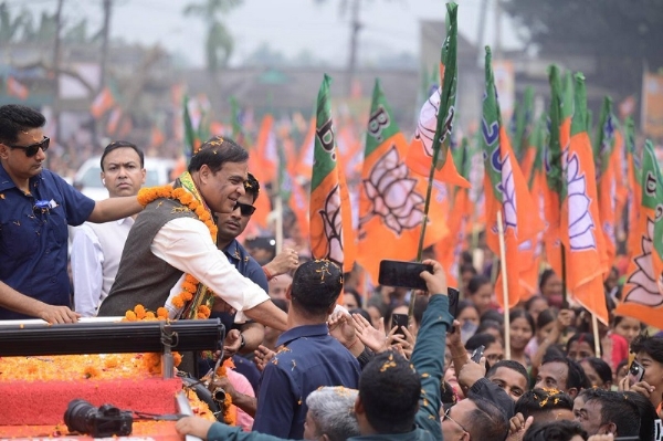 असमः भाजपा के जन आशीर्वाद यात्रा में लोगों का अभिवाद करते मुख्यमंत्री डॉ. हिमंत बिस्व सरमा एवं प्रदेश अध्यक्ष दिलीप सैकिया