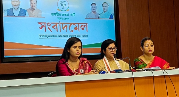 असमः प्रदेश मुख्यालय में संवाददाता सम्मेलन को संबोधित प्रदेश भाजपा प्रवक्ता एवं अन्य असमः प्रदेश मुख्यालय में संवाददाता सम्मेलन को संबोधित प्रदेश भाजपा प्रवक्ता एवं अन्य