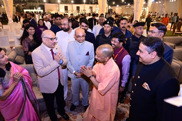 न्यायमूर्ति समित के पुत्र एवं बहू को आशीर्वाद देने पहुंचे मुख्यमंत्री योगी आदित्यनाथ न्यायमूर्ति समित के पुत्र एवं बहू को आशीर्वाद देने पहुंचे मुख्यमंत्री योगी आदित्यनाथ