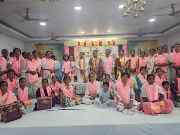 अंतरराष्ट्रीय महिला दिवस पर सम्मानित करती अंजू दीदी क्षेत्रीय मुख्य वन संरक्षक श्रीमती स्मिता पंकज को और अन्य