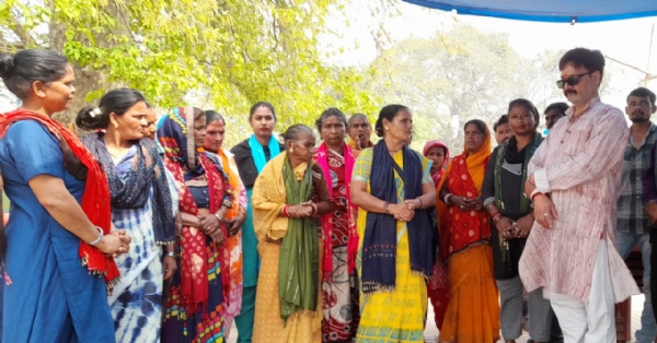 महिलाओं को सम्मानित करते संजय चोपड़ा महिलाओं को सम्मानित करते संजय चोपड़ा