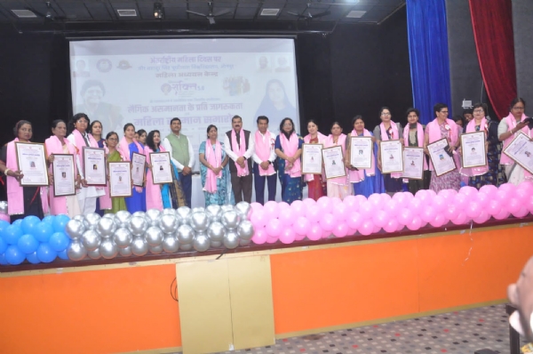 पूर्वांचल विश्वविद्यालय में आयोजित महिला दिवस कार्यक्रम में उपस्थित मुख्य अतिथि राज्य सभा सांसद सीमा द्विवेदी और कुलपति प्रो वंदना सिंह और सम्मानित महिलाये पूर्वांचल विश्वविद्यालय में आयोजित महिला दिवस कार्यक्रम में उपस्थित मुख्य अतिथि राज्य सभा सांसद सीमा द्विवेदी और कुलपति प्रो वंदना सिंह और सम्मानित महिलाये