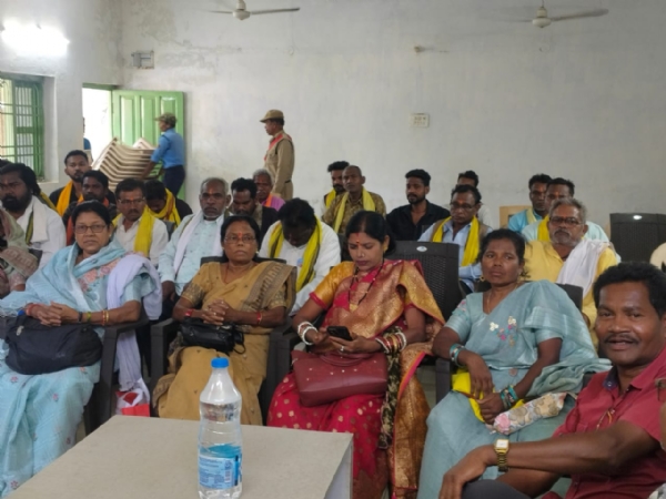 गंगरेल में चैत्र नवरात्र की तैयारी को लेकर आयोजित बैठक में उपस्थित मंदिर समिति के सदस्य।