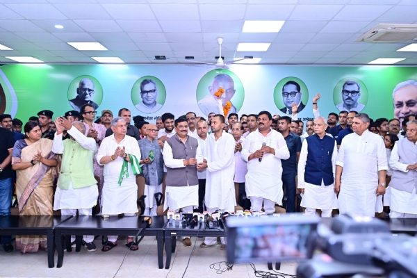 निशांत काे सदसयता दिलाते संजय झा