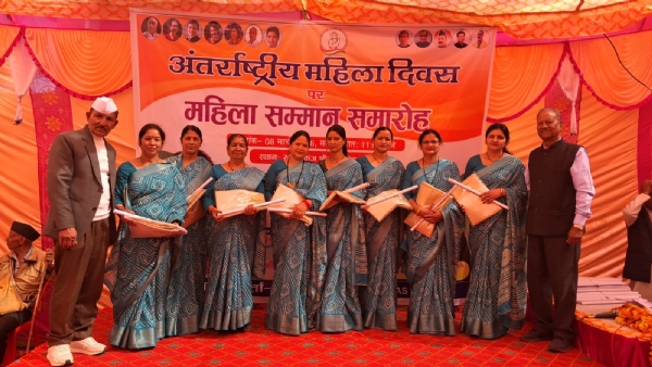 महिलाओं को सम्मानित करते कांग्रेस नेता सुंदरलाल मुयाल