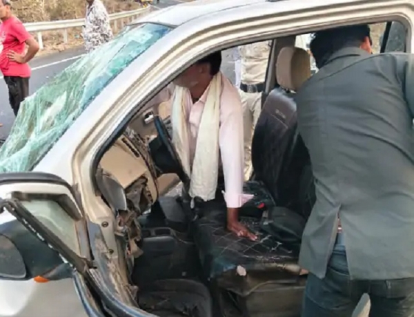 सड़क हादसे के बाद भाजपा नेता की क्षतिग्रस्त कार