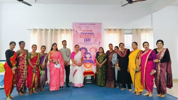 अंतरराष्ट्रीय महिला दिवस पर साड़ी में योग का प्रदर्शन, ओमकारा योगशाला में प्रतियोगिता आयोजित