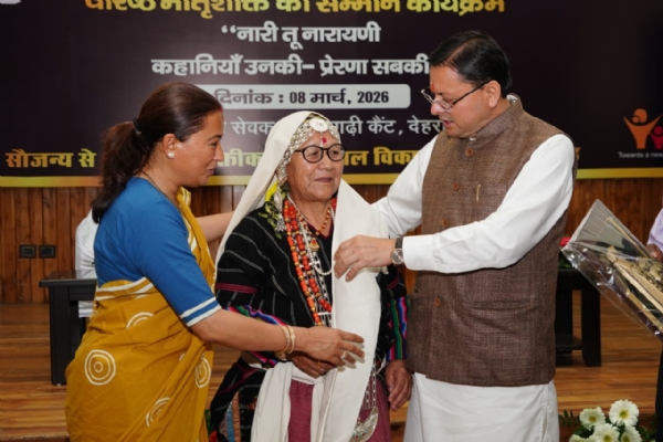 महिलाओं को सम्मानित करते मुख्यमंत्री।