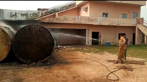 आग बुझाते फायर कर्मी की फोटो आग बुझाते फायर कर्मी की फोटो