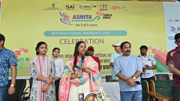 अस्मिता महिला एथलेटिक्स लीग” कार्यक्रम को संबोधित करते हुई सीडीओ हर्षिका सिंह का छाया चित्र