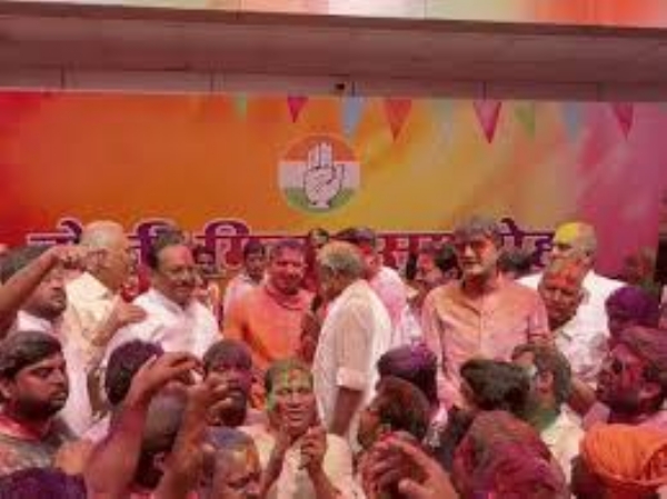 जीतू पटवारी के बंगले में होली मिलन