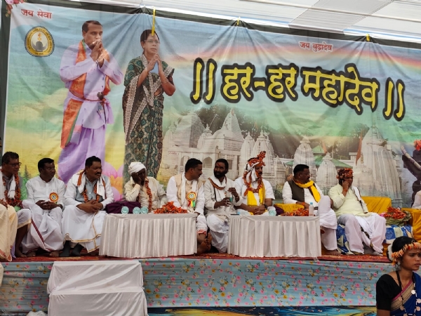 मंच पर आदिवासी नेता