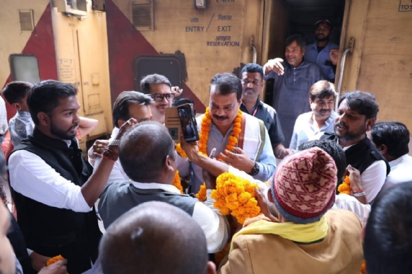 में कांग्रेसजन स्वागत करते हुए