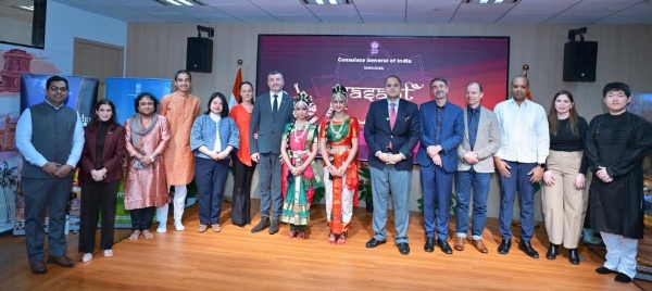 भारतीय महावाणिज्यदूत प्रतीक माथुर शंघाई में आयोजित वसंत बैठक सांस्कृतिक कार्यक्रम में कलाकारों के साथ।