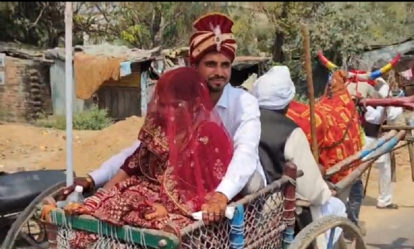 फोटो- बैलगाड़ी से दुल्हन को विदा कराकर घर जाता दूल्हा