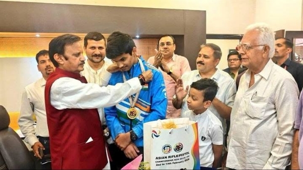 उप मुख्यमंत्री ने प्रतिभाशाली निशानेबाज को किया सम्मानित