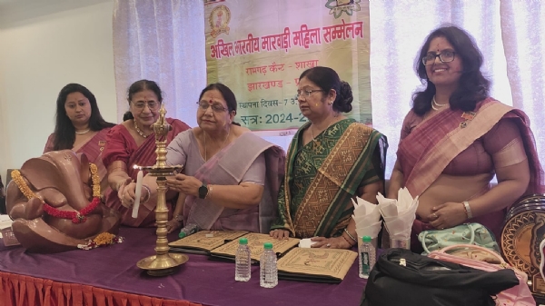 उद्घाटन करते अतिथि