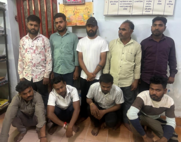 पुलिस गिरफ्त में आरोपित।