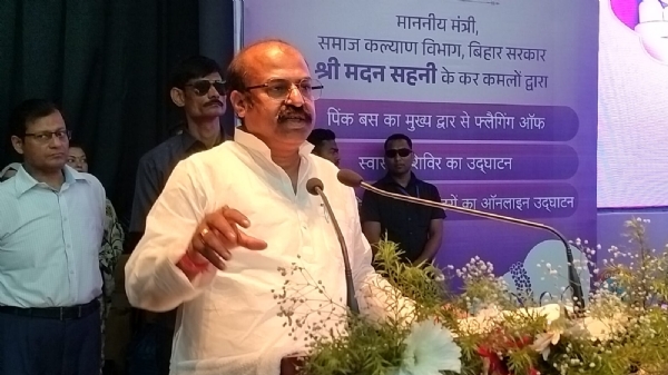 मत्री मदन सहनी महिला दिवस पर सम्बोधन के दौरान