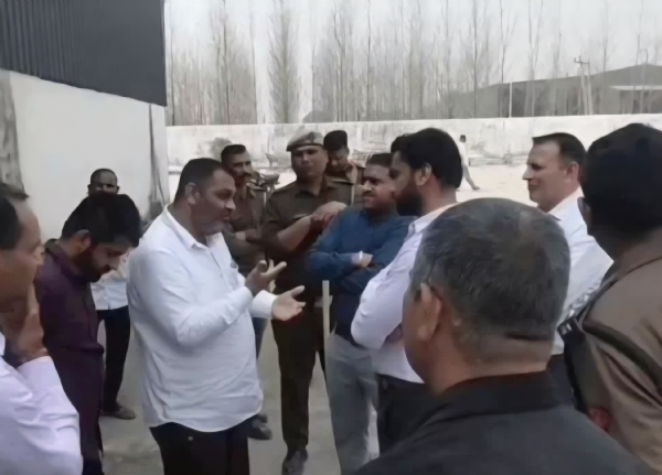 विभाग के अधिकारियों से बात करते हुए मिल संचालक विभाग के अधिकारियों से बात करते हुए मिल संचालक