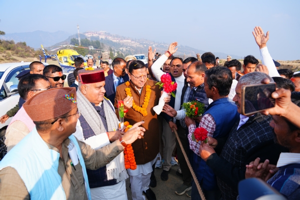 ग्रीष्मकालीन राजधानी भराड़ीसैंण (गैरसैंण) पहुंचने पर पुष्कर सिंह धामी का जनप्रतिनिधियों, अधिकारियों एवं स्थानीय नागरिकों द्वारा पुष्पगुच्छ और माल्यार्पण कर स्वागत करते।।